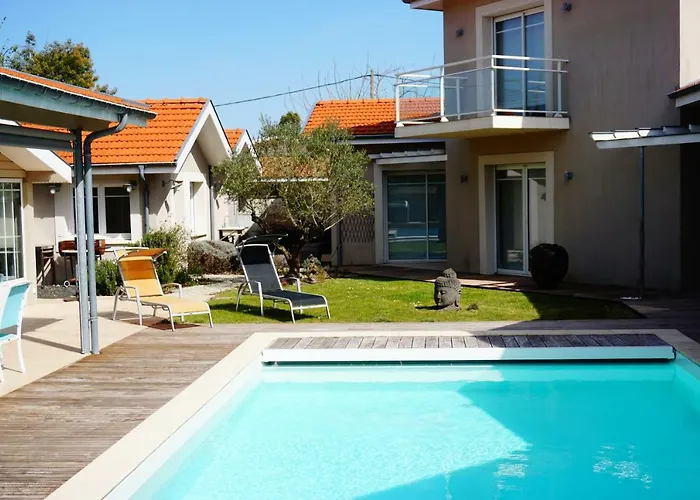 Villa Marie Suzon - Belle Propriete Pour 16 Personnes A 5 Mn De La Hume Bed & Breakfast Gujan-Mestras